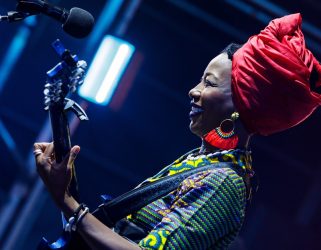 https://13commeune.fr/app/uploads/2020/03/Fatoumata-Diawara©Kenny-Mathieson-321x250.jpg