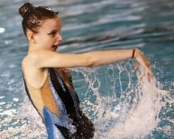 Une nageuse artistique en mouvement