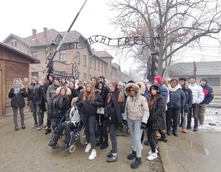 https://13commeune.fr/app/uploads/2020/03/ND_Compassion_devant-le-portail-de-Auschwitz-1-321x250.jpg