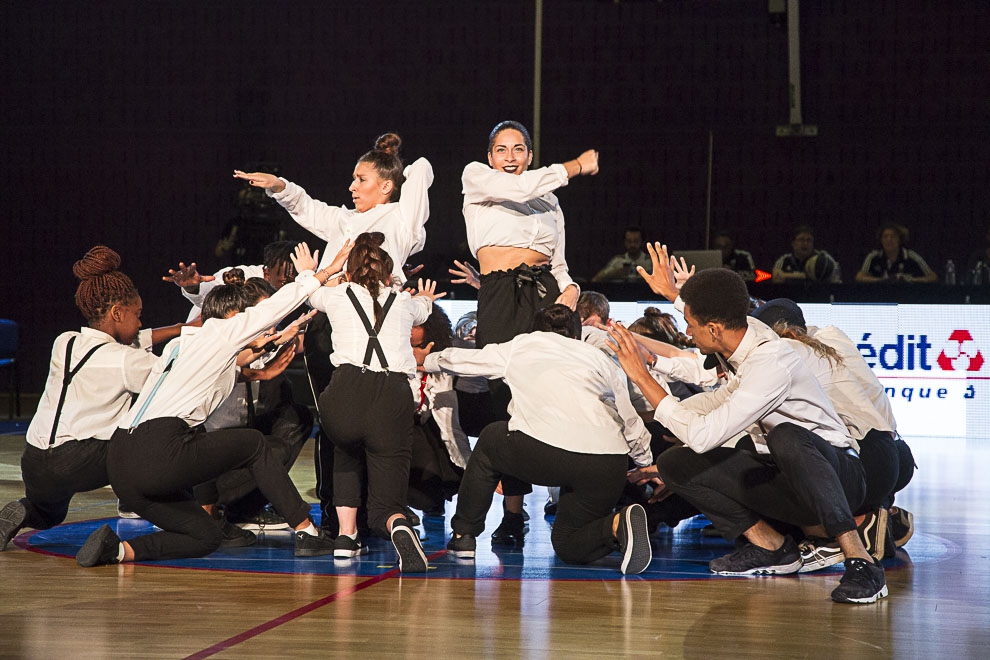 A la mi-temps, le Centre de formation de danse de Cergy fait son show.