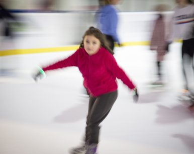 Jeune patineuse en pleine vitesse
