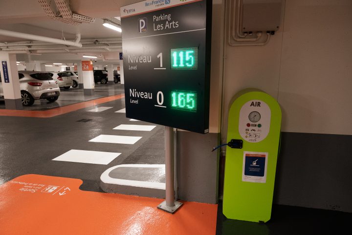 panneaux lumineux indiquant les places libres dans les parkings