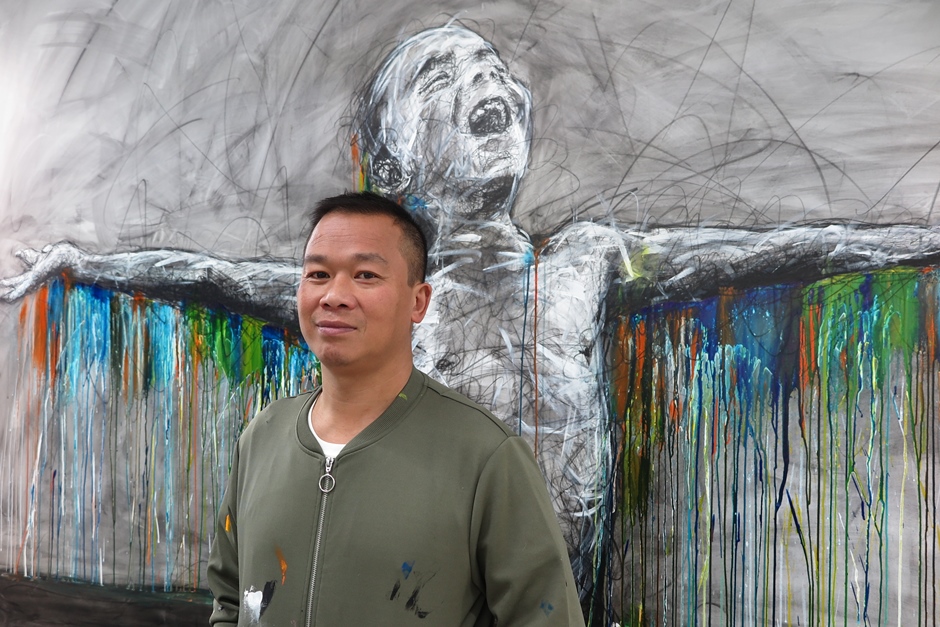 Hom Nguyen devant une de ses œuvres © Hom Nguyen