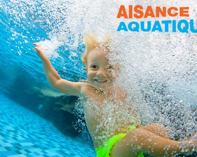 Enfant 4-6 ans en immersion joyeuse dans l'eau d'une piscine