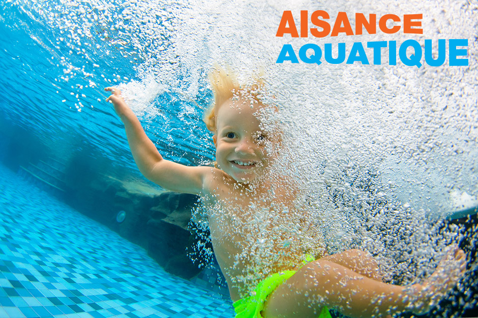 Enfant 4-6 ans en immersion joyeuse dans l'eau d'une piscine