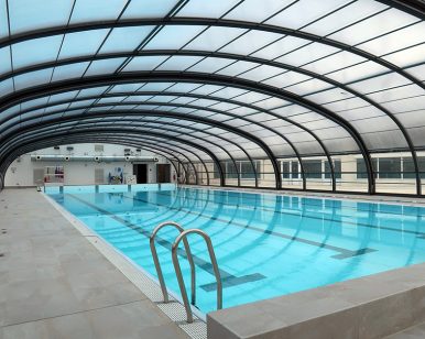 Le nouveau bassin à toit ouvrant de la piscine des Louvrais