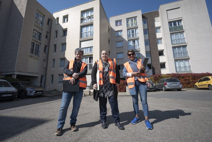 Eco-ambassadeurs de l'Agglo de Cergy-Pontoise devant des immeubles