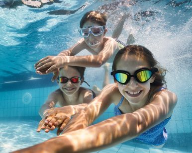 groupe d'enfants jouant sous l'eau dans une piscine