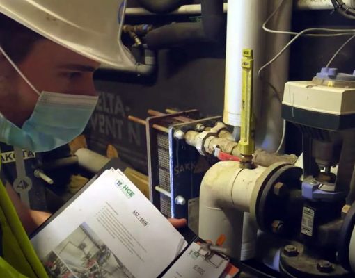 Technicien intervenant dans une sous-station du réseau de chauffage urbain
