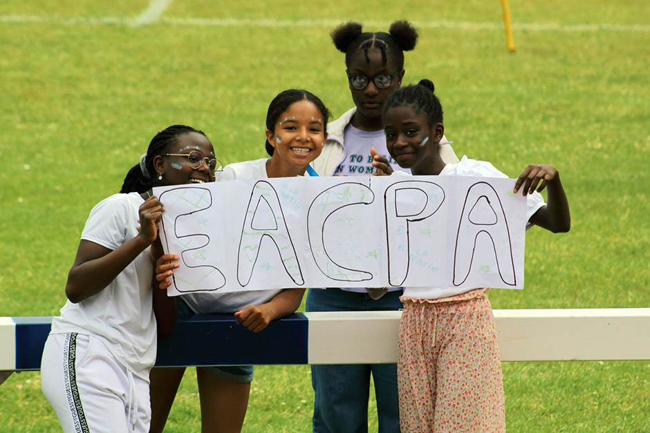 4 jeunes filles du club brandissant une banderole EACPA
