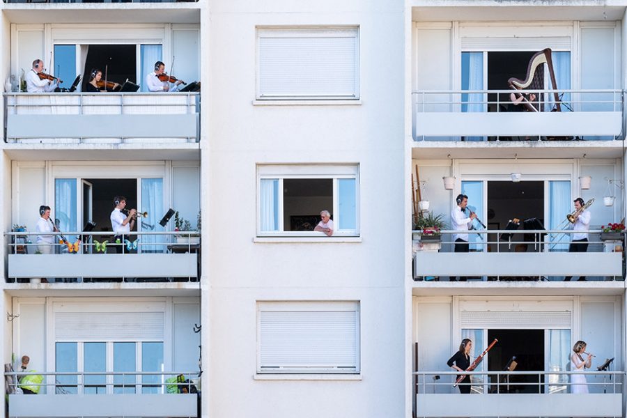 Grand ensemble - Concert donné aux balcons d'un immeuble du quartier des Louvrais à Pontoise par l'Orchestre National d'Île-de-France