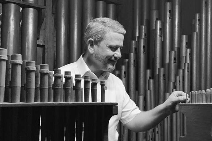 Philippe Brandeis, au milieu de tuyaux d'orgues.