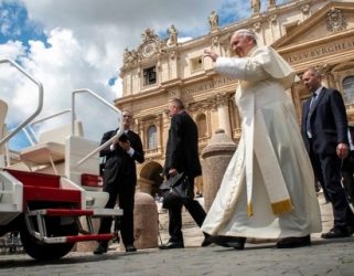 https://13commeune.fr/app/uploads/2023/10/pope-francis-vatican-diplomacy-321x250.jpg