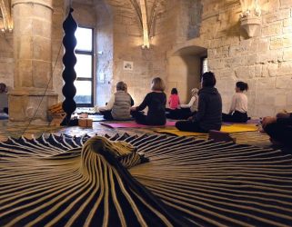 https://13commeune.fr/app/uploads/2024/07/Abbaye_Maubuisson_Yoga_face_aux_oeuvres-240901-321x250.jpeg