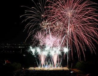 https://13commeune.fr/app/uploads/2024/08/FEU-ARTIFICE-c-ville-de-Cergy-321x250.jpg