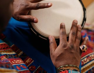 https://13commeune.fr/app/uploads/2024/08/Weyland_ateliers_culturels_djembe_240828-321x250.jpg