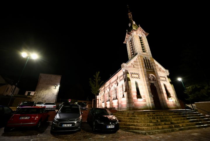 Eglise de Menucourt éclairée la nuit