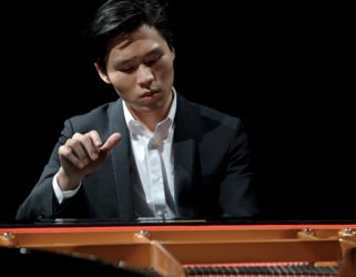 Accéder à PIANO CAMPUS FESTIVAL - Darren Sheng au Théâtre 95