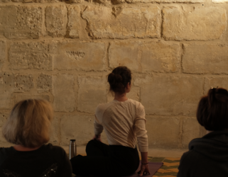 https://13commeune.fr/app/uploads/2025/01/16_02-Cister-Yoga-c-Abbaye-de-Maubuisson-6-321x250.png