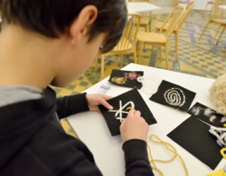 https://13commeune.fr/app/uploads/2025/01/Arts-plastiques-321x250.jpg