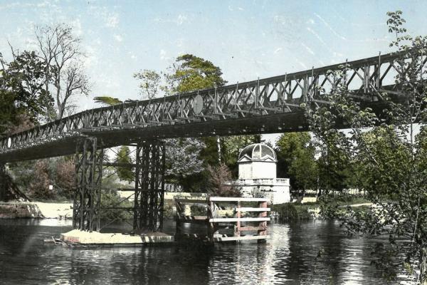 Le pont et le pavillon d'amour de Neuville au début du XXème siècle