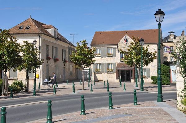 La mairie de Neuville au cœur du village © CACP