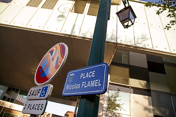 Nicolas Flamel possède sa place à Pontoise